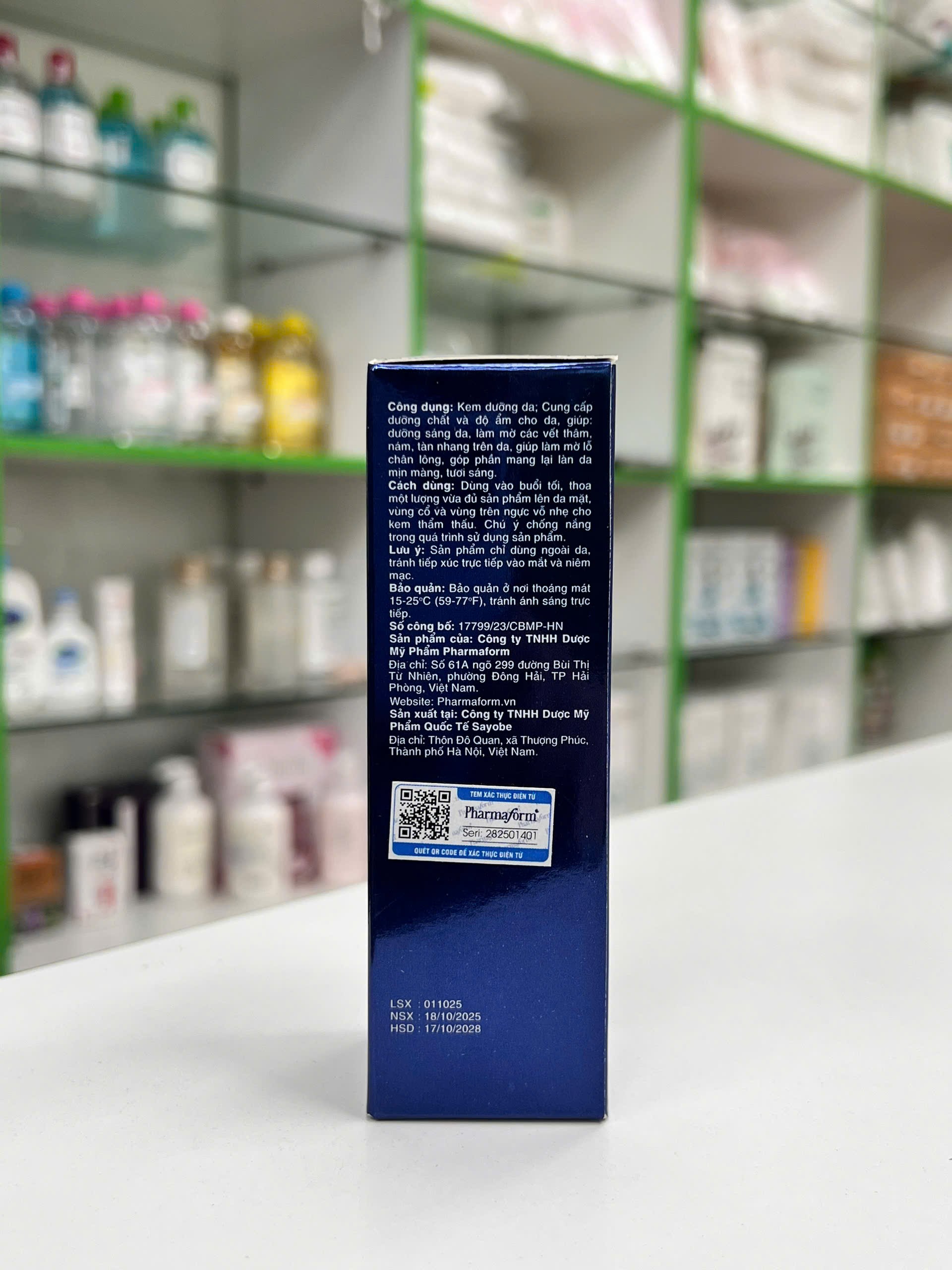 Kem dưỡng Chống lão hóa, làm sáng da, cải thiện thâm nám PHARMAFORM Tri-Xamic Cream 30ml — tuýp kem cận cảnh với thiết kế nhãn sản phẩm